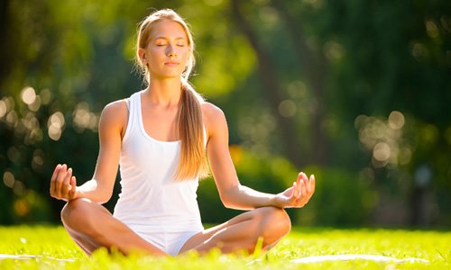 Девушка сидит на траве